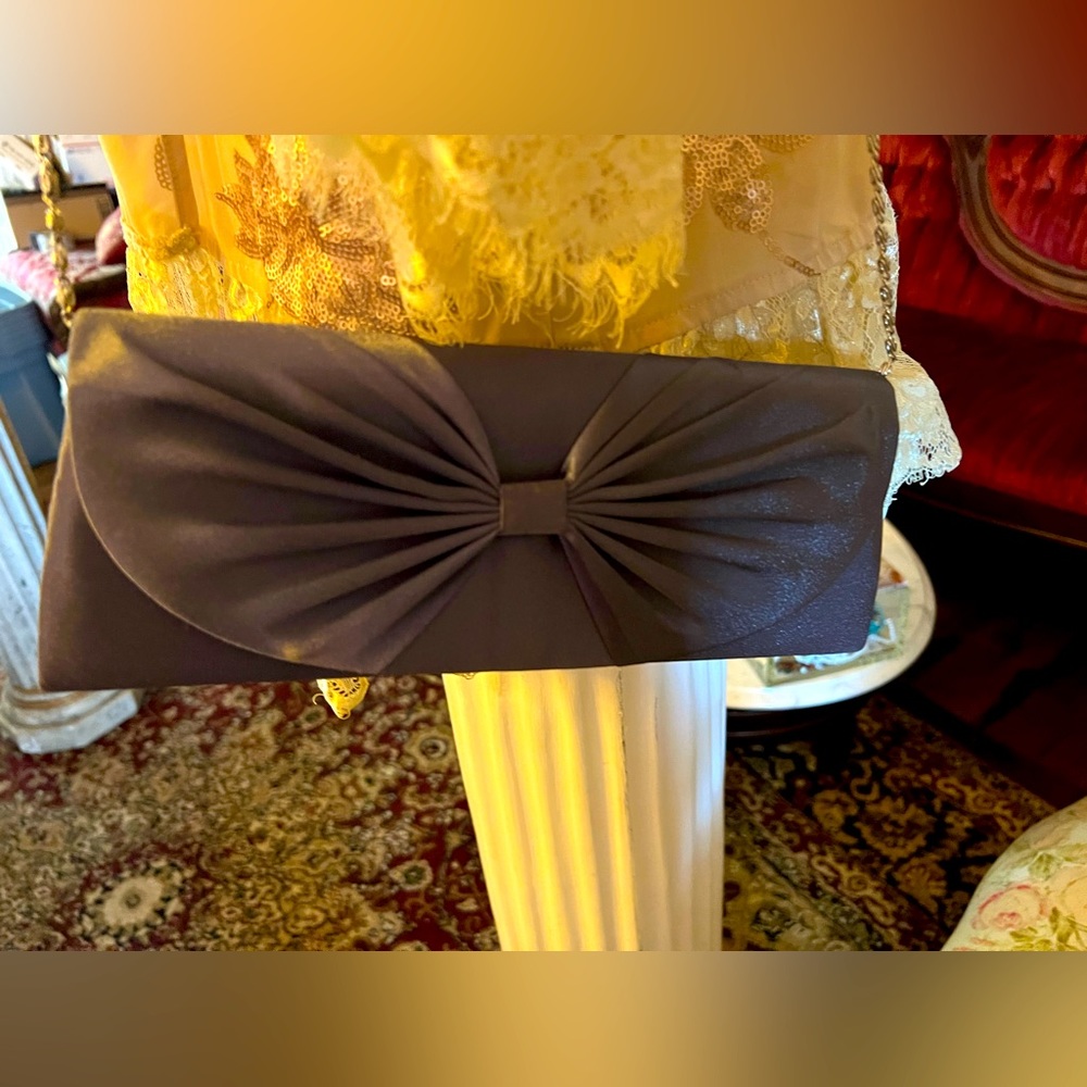 Cute little bag for formals. Satin accented with a bow. Great for evenings out.